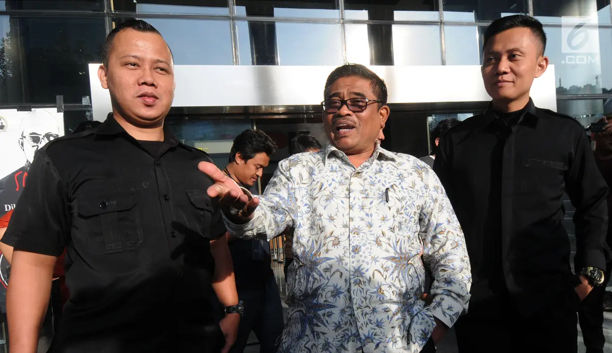 Dirjen Otda Kemendagri Soni Sumarsono menjawab pertanyaan wartawan usai diperiksa oleh penyidik di Gedung KPK, Jakarta, Kamis (10/1). Soni diperiksa sebagai saksi untuk tersangka Kadis PUPR Kabupaten Bekasi Jamaludin. (Merdeka.com/Dwi Narwoko)
