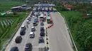 Kendaraan mengular menunggu antrean keluar tol Pejagan, Jawa Tengah, Sabtu (2/7). Kemacetan panjang hingga 18 km terjadi dikarenakan antrean saat pembayaran pintu tol keluar. (Liputan6.com/Balgo Marbun)