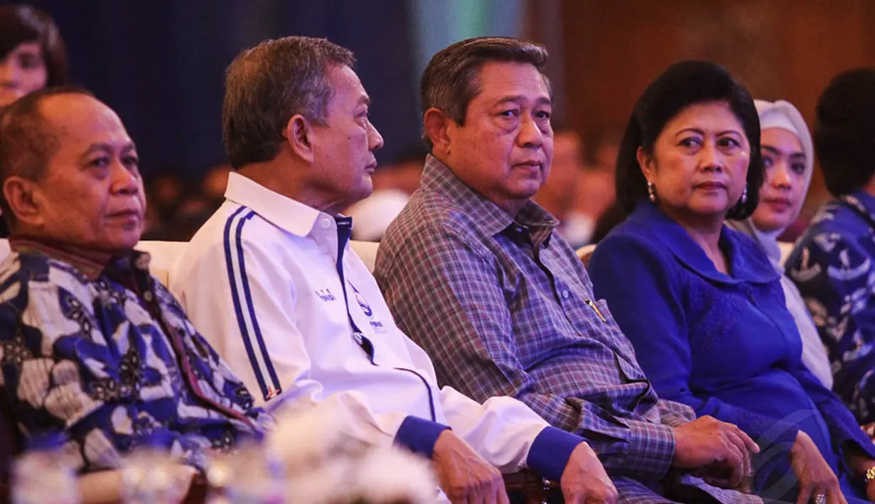 Ketum Partai Demokrat Susilo Bambang Yudhoyono dan istrinya Ani Yudhoyono hadir dalam Debat Bernegara di Jakarta, Minggu (27/4/14). (Liputan6.com/Faizal Fanani)