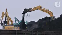Aktivitas pekerja menggunakan alat berat saat menurunkan muatan batu bara di Pelabuhan KCN Marunda, Jakarta, Minggu (27/10/2019). Berdasarkan data ICE Newcastle, ekspor batu bara Indonesia menurun drastis mencapai 5,33 juta ton dibandingkan pekan sebelumnya 7,989 ton. (merdeka.com/Iqbal S Nugroho)