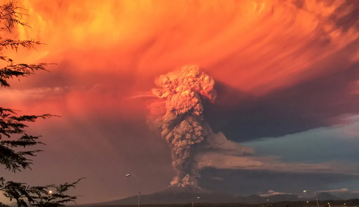 Asap dan abu vulkanik dari gunung Calbuco di kota Puerto Montt, Chili, (22/4/2015). ( REUTERS/Rafael Arenas)
