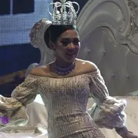 Syahrini terlihat seperti sang ratu di konsernya yang bertajuk ‘Dream Big’ di SCTV. Selain kostum yang didesain oleh desainer top Indonesia, Syahrini kabarnya menggunakan mahkota seberat 7 kilogram.
