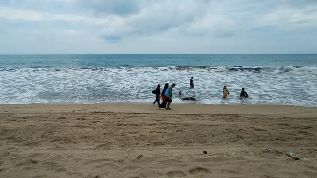 Suasana Pantai Panjang Jambangan, Bandulu, Anyer, Kabupaten Serang, Banen. (Sabtu,31/10/2020). (Yandhi Deslatama/Liputan6.com)