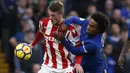 Pemain Stoke City, Josh Tymon (kiri) berusaha keluar dari tekanan pemain Chelsea, Willian pada lanjutan Premier League di Stamford Bridge, London (30/12/2017). Chelsea menang 5-0. (AFP/Ian Kington)