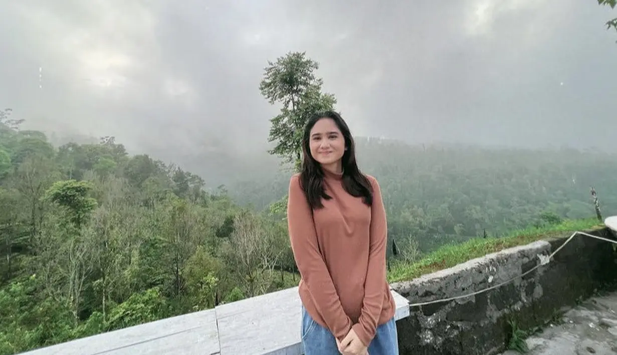 Saat di Dieng, Tissa tampil sederhana dengan turtle neck cokelat lengan panjang dipadukan celana denimnya. Credit: Instagram (@tissabiani)