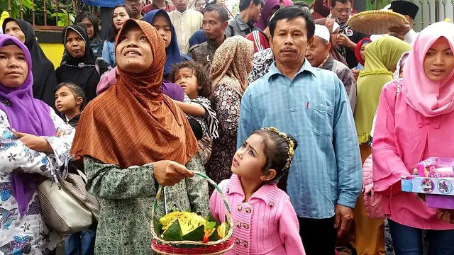 Anak perempuan berambut gimbal menjalani ruwatan rambu gimbal. (Foto: Liputan6.com/Muhamad Ridlo).