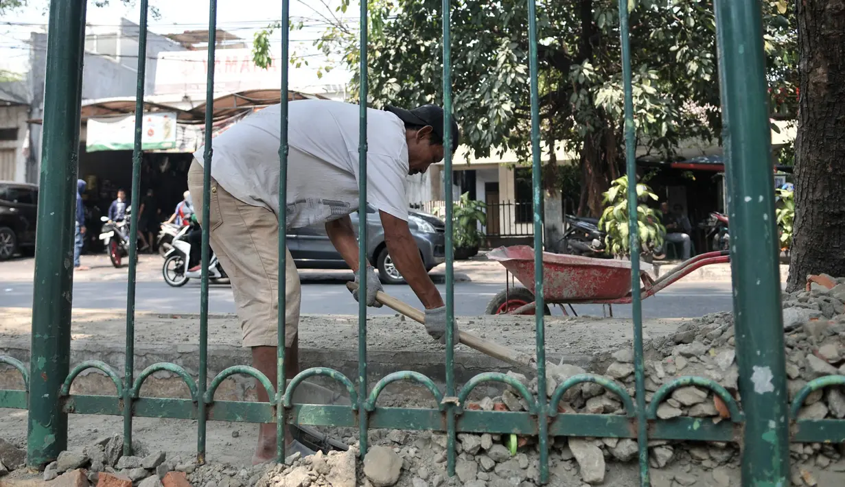 Pekerja menyelesaikan pembangunan Taman Maju Bersama di Taman Gorontalo, Tanjung Priok, Jakarta, Senin (19/8/2019). Gubernur DKI Jakarta Anies Baswedan menargetkan pembangunan 53 Taman Maju Bersama yang tersebar di Jakarta rampung pada Desember 2019. (merdeka.com/Iqbal Nugroho)