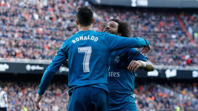 Striker Real Madrid, Cristiano Ronaldo, merayakan gol yang dicetaknya ke gawang Valencia bersama Marcelo dalam lanjutan laga La Liga 2017-2018 di Stadion Mestalla, Sabtu (27/1/2018). (Twitter Real Madrid)