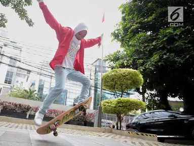 Skateboarder Indonesia Nyimas Bunga menunjukkan keterampilannya bermain skateboard saat berkunjung ke kantor KLY, Jakarta, Jumat (7/9). Gadis 12 tahun ini merupakan peraih medali perunggu di ajang Asian Games 2018. (Liputan6.com/Faizal Fanani)