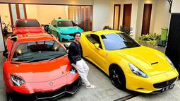 Rizky Billar juga sempat berfoto di depan koleksi mobil mewah. Ditaksir harganya bisa mencapai miliaran rupiah. (Foto: Instagram/rizkybillar)