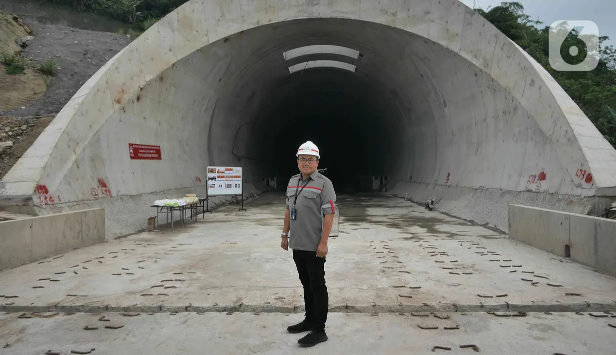 Direktur Utama KCIC Dwiyana Slamet Riyadi berpose seusai meninjauproyek Tunnel 6 Kereta Cepat Jakarta Bandung sepanjang panjang 4.478 meter atau 4,4 kilometer yang berlokasi di kawasan Cikalong Wetan, Depok, Purwaarta, Kamis (27/1/2022). (Liputan6.com/Herman Zakharia)