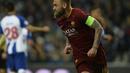 Selebrasi gol Danielle De Rossi lewat tendangan penalti pada leg kedua, babak 16 Liga Champions yang berlangsung di Stadion Do Dragao, Porto, Kamis (7/3). AS Roma kalah 1-3 kontra Porto (AFP/Miguel Riopa)