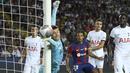 Kiper Tottenham Hotspur, Guglielmo Vicario berusaha menghalau bola saat melawan Barcelona pada laga Piala Joan Gamper edisi ke-58 di Estadi Olimpic Lluis Companys, Barcelona, 9 Agustus 2023 WIB. (AFP/Pau Barrena)