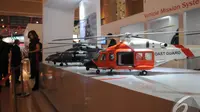 Aneka miniatur helikopter dipamerkan pada Indo Defence 2014, JIExpo Kemayoran, Jakarta, Rabu (5/11/2014)(Liputan6.com/Herman Zakharia)