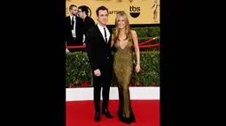Jennifer Aniston tampak menggandeng sang kekasih, Justin Theroux yang tampil gagah mengenakan setelan jas dengan dasi hitam saat ajang penghargaan SAG Awards 2015, Los Angeles, Minggu (25/1). (Ethan Miller/Getty Images/AFP)