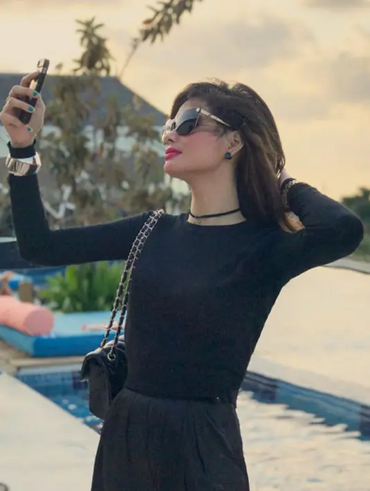 Kehadiran wanita yang akrab disapa Cima itu tak sedkit membuat banyak orang bertanya-tanya. Setelah ditelusuri, Cima itu merupakan cucu mantan Wakil Presiden, Adam Malik, dan ia juga seorang ibu. (Instagram/wondermom17cima)