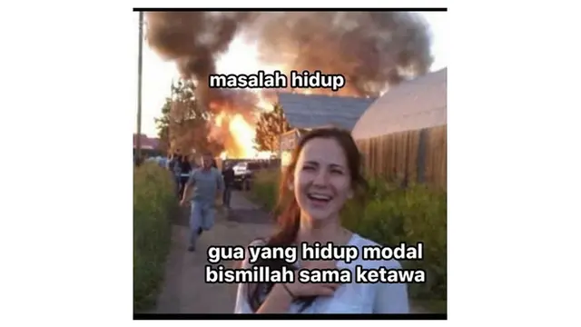 6 Meme Lucu Orang Senyum Getir Karena Masalah Hidup Ini Kocak