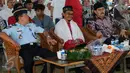 Mantan Ketua KPK Antasari Azhar (kanan) bersama Ustaz Cepot dan Kalapas Kelas I Tangerang Arpan saat mengikuti acara syukuran perpisahan Antasari Azhar di Lapas Klas I Tangerang, Selasa (8/11). (Liputan6.com/Helmi Afandi)