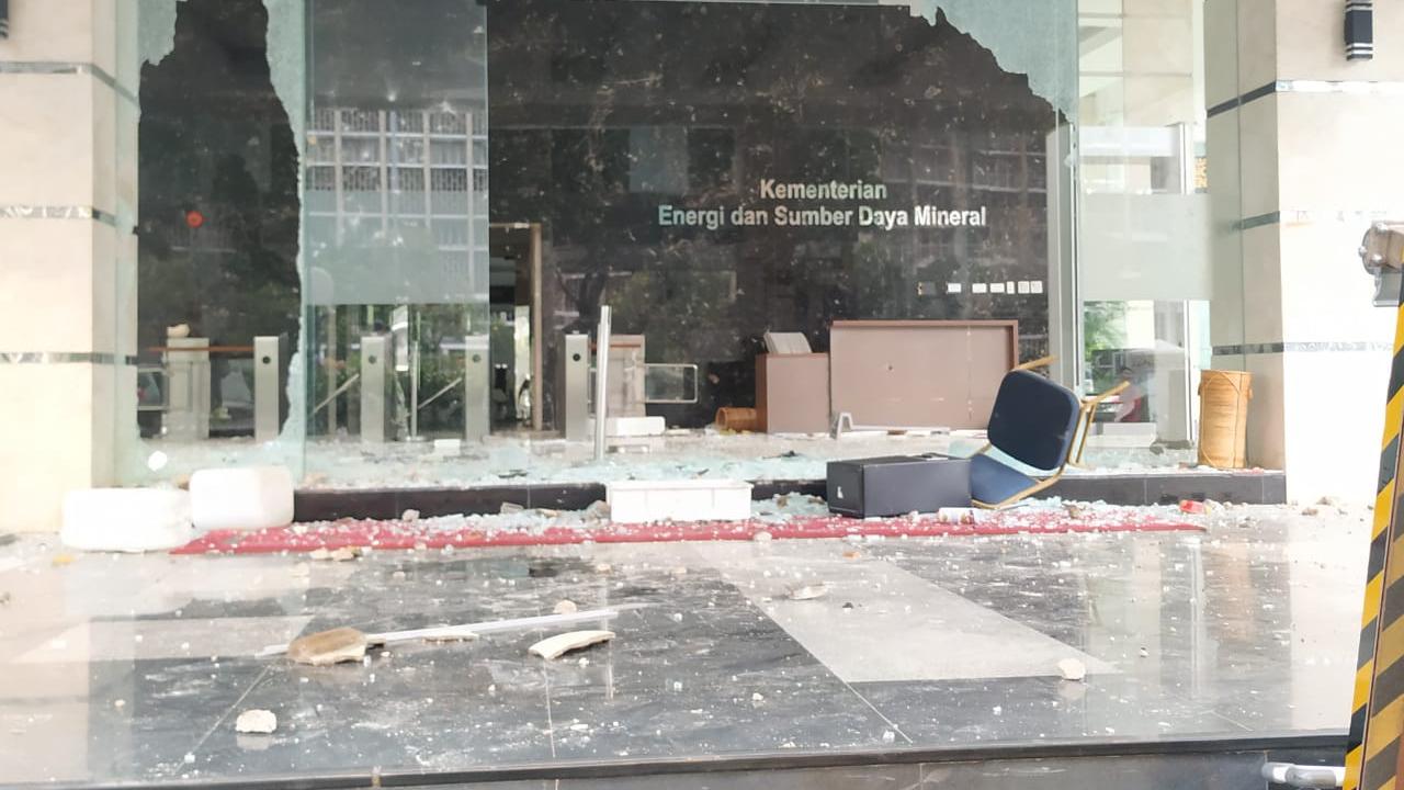 Gedung Kementerian ESDM rusak imbas demo UU Cipta Kerja