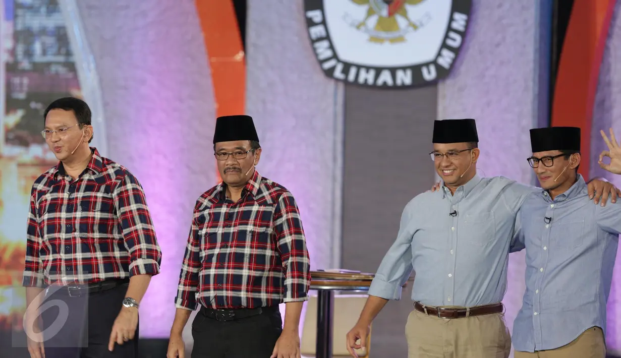 Kedua pasang Cagub dan Cawagub DKI Jakarta usai debat terakhir Pilgub DKI Jakarta 2017 di Hotel Bidakara, Jakarta, Rabu (12/4). Debat ini mengangkat tema 'Dari Masyarakat untuk Jakarta'. (Liputan6.com/Faizal Fanani)