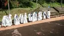 Selisih biaya akibat kenaikan harga operasional ditutupi pemerintah melalui langkah efisiensi pada pos anggaran yang tidak diperlukan dan penggunaan nilai manfaat dana haji yang dikelola Badan Pengelola Keuangan Haji (BPKH). Tampak dalam foto, calon jamaah haji Indonesia berlatih ritual haji menggunakan replika tempat-tempat suci di Pusat Pelatihan Manasik Al Mahmudah (AMTC), sebuah fasilitas pelatihan haji yang menampilkan replika tempat-tempat ziarah utama, di Tangerang Selatan pada 5 April 2026. (YASUYOSHI CHIBA/AFP)