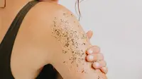Pakai Body Scrub Asal-asalan Bisa Picu Iritasi, Ini Cara yang Tepat agar Kulit Lebih Halus dan Glowing