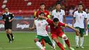 Usaha Ilham Udin Armiyn juga belum bisa menembus pertahanan Vietnam U-23. (Bola.com/Arief Bagus)