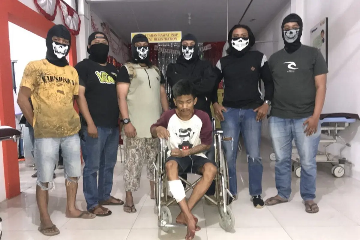 Polisi bertopeng Polsek Panakukang Makassar saat membekuk pelaku begal (Liputan6.com/ Eka Hakim)