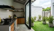 8 Desain Dapur dengan Taman Kering yang Mudah Dirawat, Inspirasi Rumah Tropis Modern