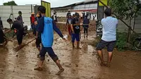 Urukan tanah yang meluber membuat resah warga Bekasi. (Bam Sinulingga/Liputan6.com).