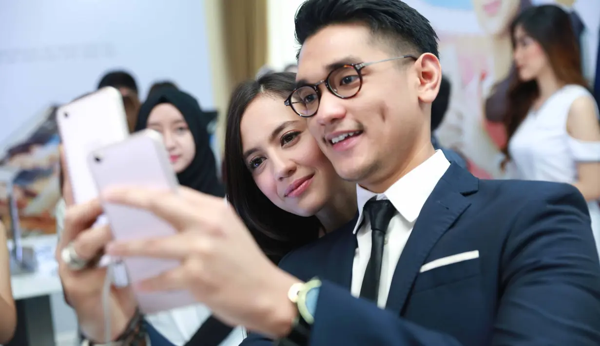 Tidak banyak yang tahu, ternyata penyanyi Afgan dan Pevita Pierce ternyata begitu dekat. Telah lama keduanya saling dekat. Lantas, seperti apa sebenarnya hubungan Afgan dan Pevita? (Nurwahyunan/Bintang.com)