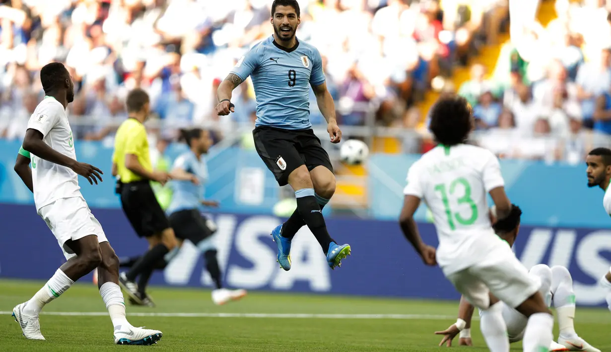 Penyerang Uruguay, Luis Suarez melompat selama pertandingan kedua Grup A melawan Arab Saudi di Rostov Arena, Rostov-on-Don, Rabu (20/6). Gol tunggal Suarez memastikan Uruguay lolos ke babak 16 besar Piala Dunia 2018. (AP/Andrew Medichini)