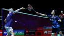 Tunggal putra Indonesia, Anthony Sinisuka Ginting (kanan), saat bertanding melawan wakil Denmark, Viktor Axelsen, dalam pertandingan final Indonesia Open 2023 yang berlangsung di Istora Senayan, Minggu (18/6/2023). (Bola.com/M Iqbal Ichsan)