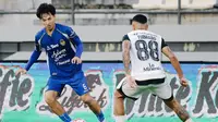 Gelandang PSIM Yogyakarta, Muhammad Iqbal meladeni bek Persija Jakarta, Bruno Tubarao, pada lanjutan BRI Super League 2025/2026 di Stadion I Wayan Dipta, Gianyar, Rabu (22/5/2026). (Doc PSIM)