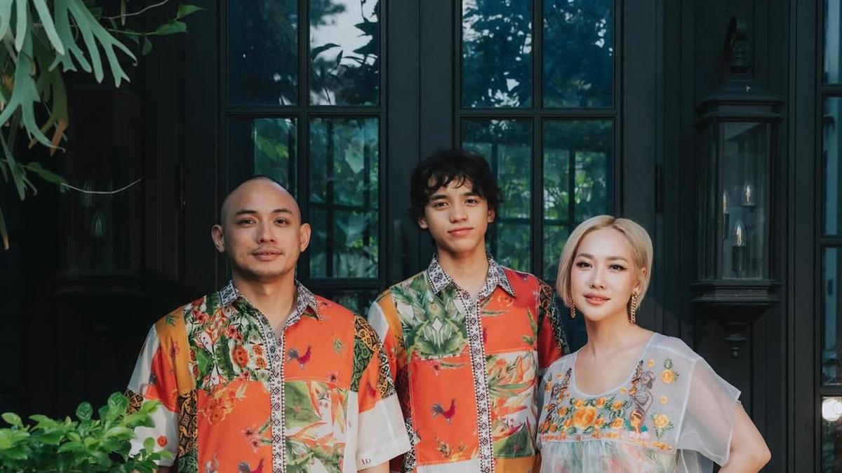 Outfit Keluarga BCL di Momen Hari Keluarga Nasional 2025, Penuh Warna