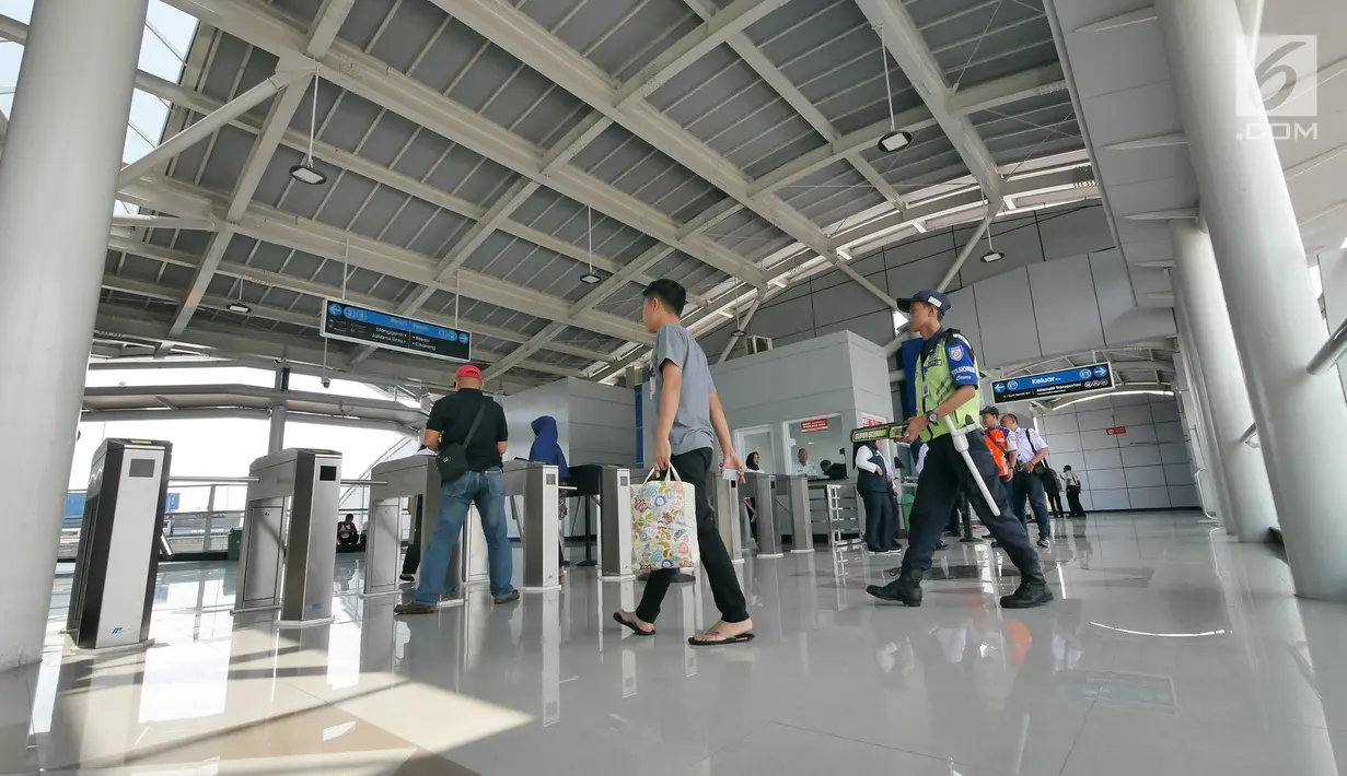 Penumpang tap tiket saat "Uji Coba Pelayanan Pengguna Jasa KRL" di Lantai Dua Stasiun Cakung, Jakarta, Selasa (9/10). BTPWJB Kemenhub telah merampungkan modernisasi Stasiun Cakung. (Liputan6.com/Herman Zakharia)