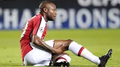 Arsenal's William Gallas holds his leg after being injured during their Champions League cup football match against Villareal at Madrigal Stadium in Villarreal on April 7, 2009. AFP PHOTO/DIEGO TUSON 
