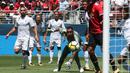 Kiper Real Madrid, Keylor Navas, gawangnya dibobol gelandang Manchester United, Jesse Lingard, pada laga ICC 2017 di Stadion Levi's, California, Minggu (23/7/2017). MU menang atas Madrid 2-1 melalui adu penalti. (AFP/Beck Diefenbach)