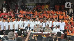 Kapolda Irjen Pol Gatot Eddy Pramono didampingi jajaran petinggi Polres di lingkungan Polda Metro Jaya memberikan keterangan saat rilis hasil Operasi Sikat Jaya 2019, Jakarta, Senin (25/11/2019). Pelaku kejahatan tersebut ditangkap dari berbagai kasus. (merdeka.com/Iqbal Nugroho)