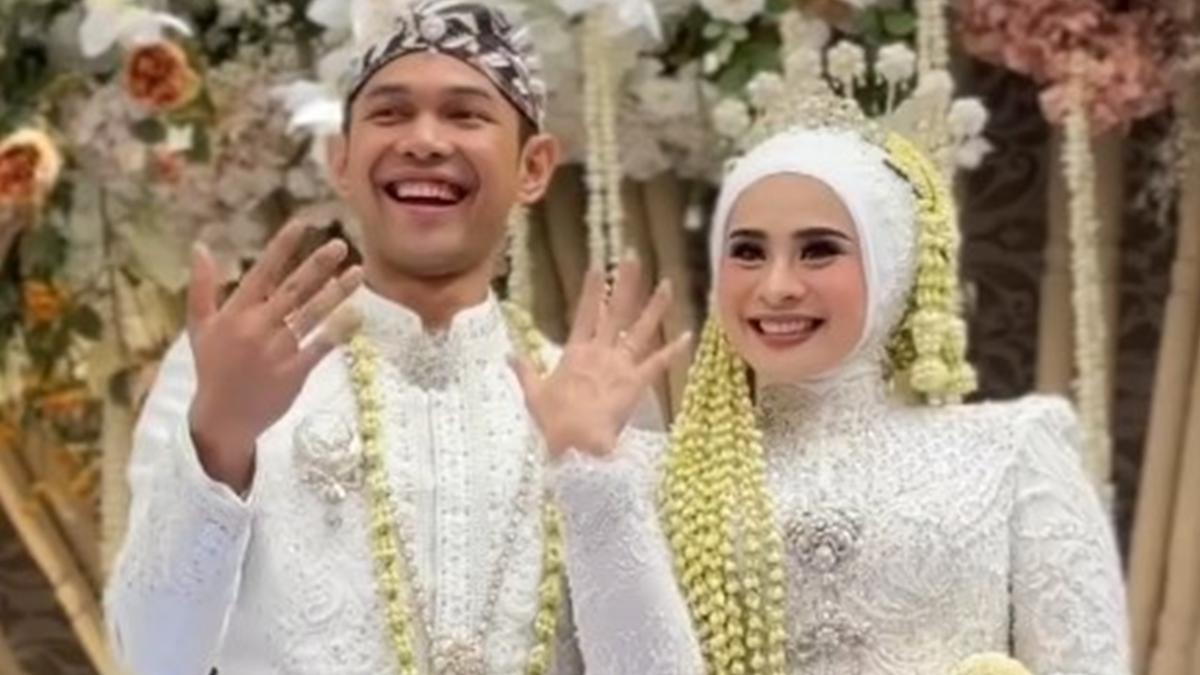 6 Potret Perjalanan Cinta Fajar Alfian dan Firly Assyifa, dari Tunangan hingga Menikah