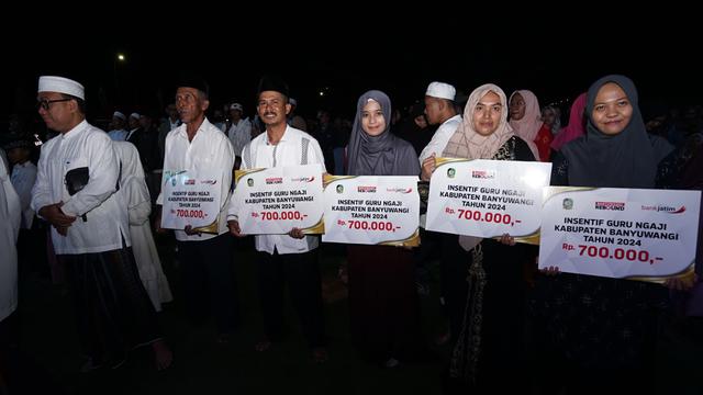 Bupati Ipuk Fiestiandani Serahkan Insentif untuk 14 Ribu Lebih Guru Ngaji di Banyuwangi