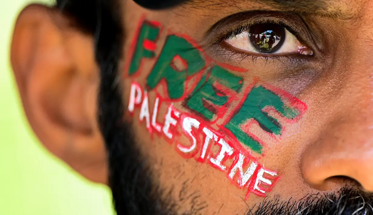 Seorang demonstran ikut serta dalam aksi unjuk rasa menentang Israel untuk menunjukkan solidaritasnya dengan rakyat Palestina, di luar kantor Perserikatan Bangsa Bangsa (PBB) di Colombo, Sri Lanka pada 20 Agustus 2025. (Ishara S. KODIKARA/AFP)