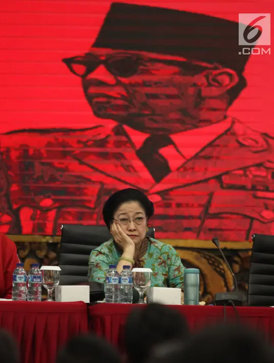 Ketua Umum PDIP Megawati Soekarnoputri memberi pembekalan kepada calon anggota legislatif PDIP di DPP PDIP, Jakarta, Kamis (15/11). Para kader digembleng dari aspek ideologi Pancasila, sejarah hingga  strategi pemenangan pemilu. (Merdeka.com/Imam Buhori)
