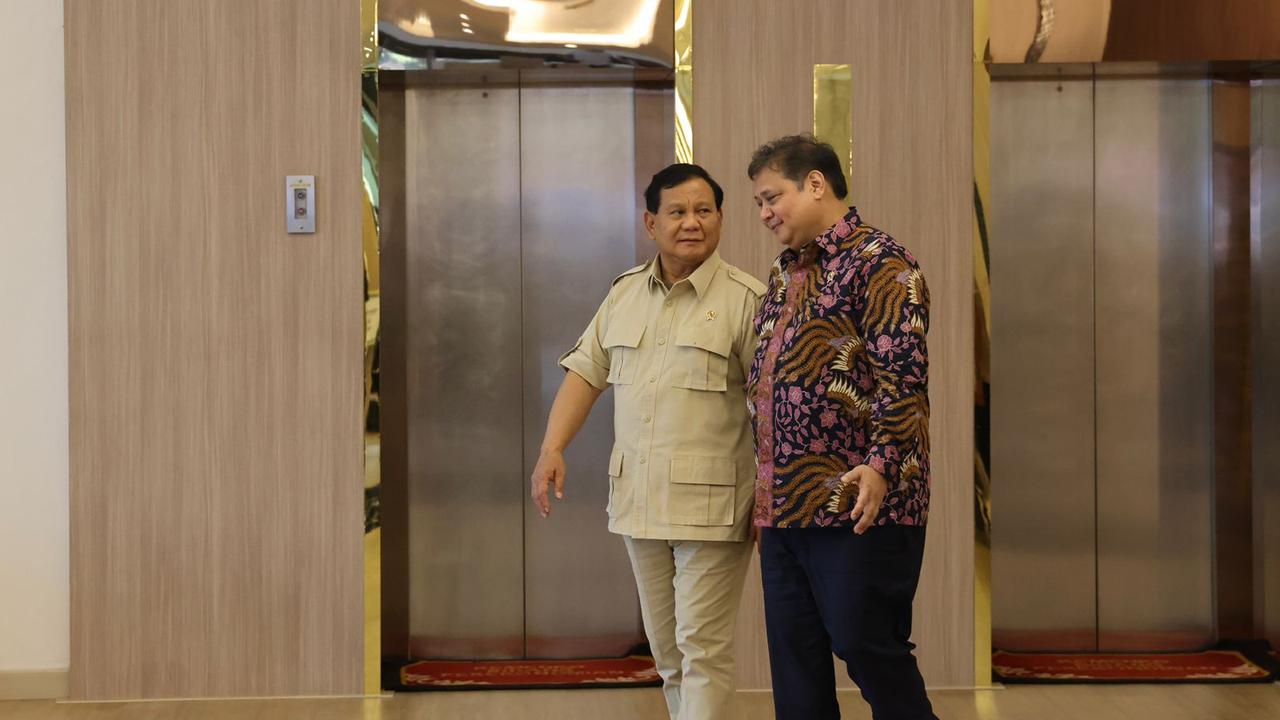 Menteri Pertahanan Prabowo Subianto menemui Menteri Koordinator Bidang Perekonomian Airlangga Hartarto di kantor Kemenko Perekonomian, Jakarta, Senin (19/9) (Muhammad Genantan Saputra/Merdeka.com)