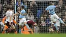 Kiper Burnley, Nick Pope, gagal menangkap sundulan bek Manchester City, Nicolas Otamendi, pada laga Premier League di Stadion Etihad, Manchester, Sabtu (21/10/2017). City menang 3-0 atas Burnley. (AP/Rui Vieira)