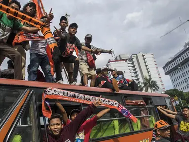 Suporter Persija Jakarta, The Jakmania, konvoi merayakan gelar Piala Presiden dengan melintasi Senayan hingga Monas, Jakarta, Minggu (18/2/2018). Persija meraih juara setelah mengalahkan Bali United. (Bola.com/Vitalis Yogi Trisna)