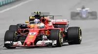 Salah aksi pebalap Ferrari, Sebastian Vettel pada balapan Formula One Malaysia Grand Prix, Sepang, (01/10/2017). Vettel akhirnya finis pada posisi keempat.  (AFP/Mohd Rasfan)