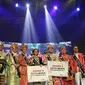 Wendra Tandribali dari DKI Jakarta dan Scholastika Asyana dari Provinsi DIY Putri  dan para finalis foto bersama usai pemilihan Duta Muda ASEAN-Indonesia 2017 di Balai Sarbini, Jakarta, Selasa (29/08). (Liputan6.com/Herman Zakharia)