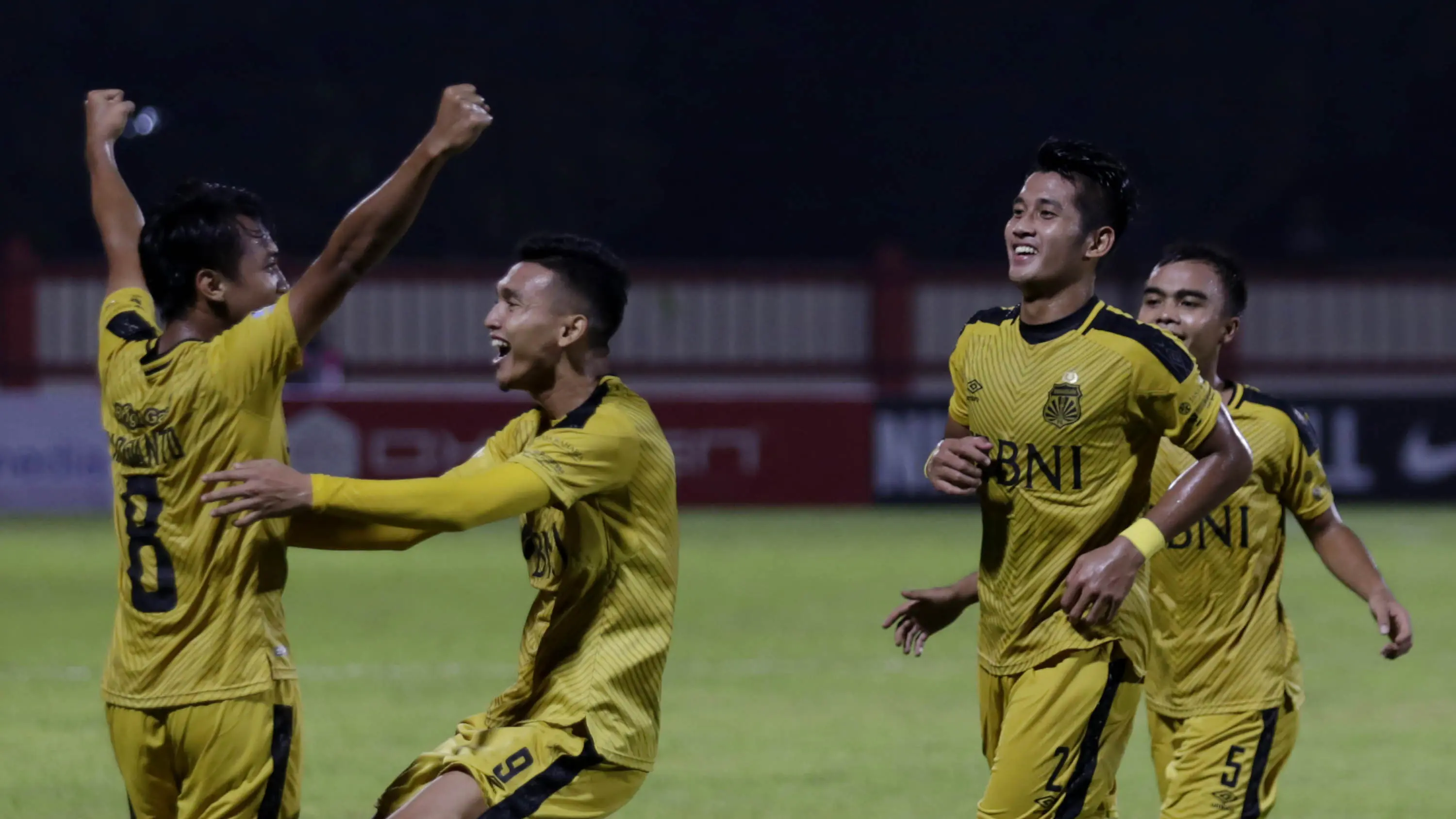 Pemain Bhayangkara FC merayakan gol yang dicetak oleh Muhamad Hargianto ke gawang Mitra Kukar pada laga Liga 1 di Stadion PTIK, Jakarta, Kamis (17/5/2018). (Bola.com/M Iqbal Ichsan)