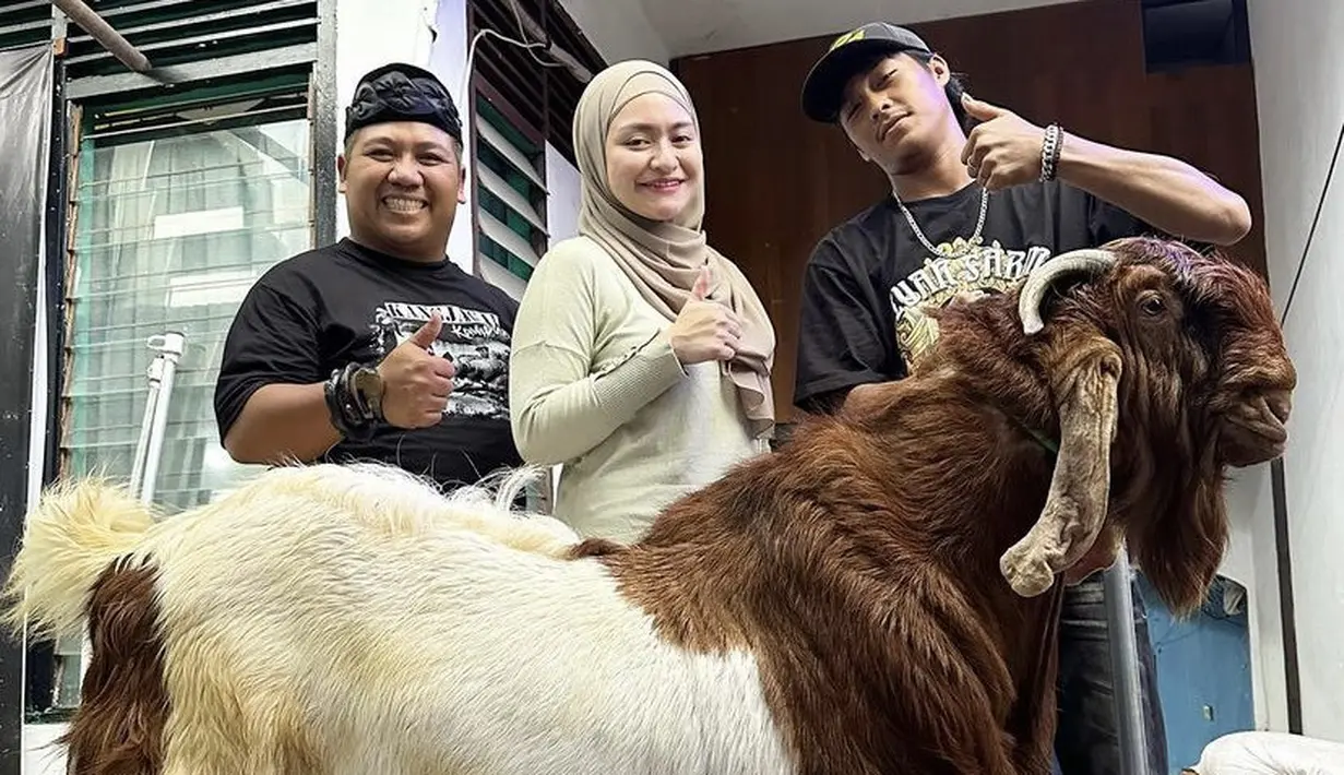 Nathalie Holscher bersama dombanya pun berfoto, Nathalie tampil dengan atasan lengan panjang dipadukan celana denimnya. @nathlieholscher